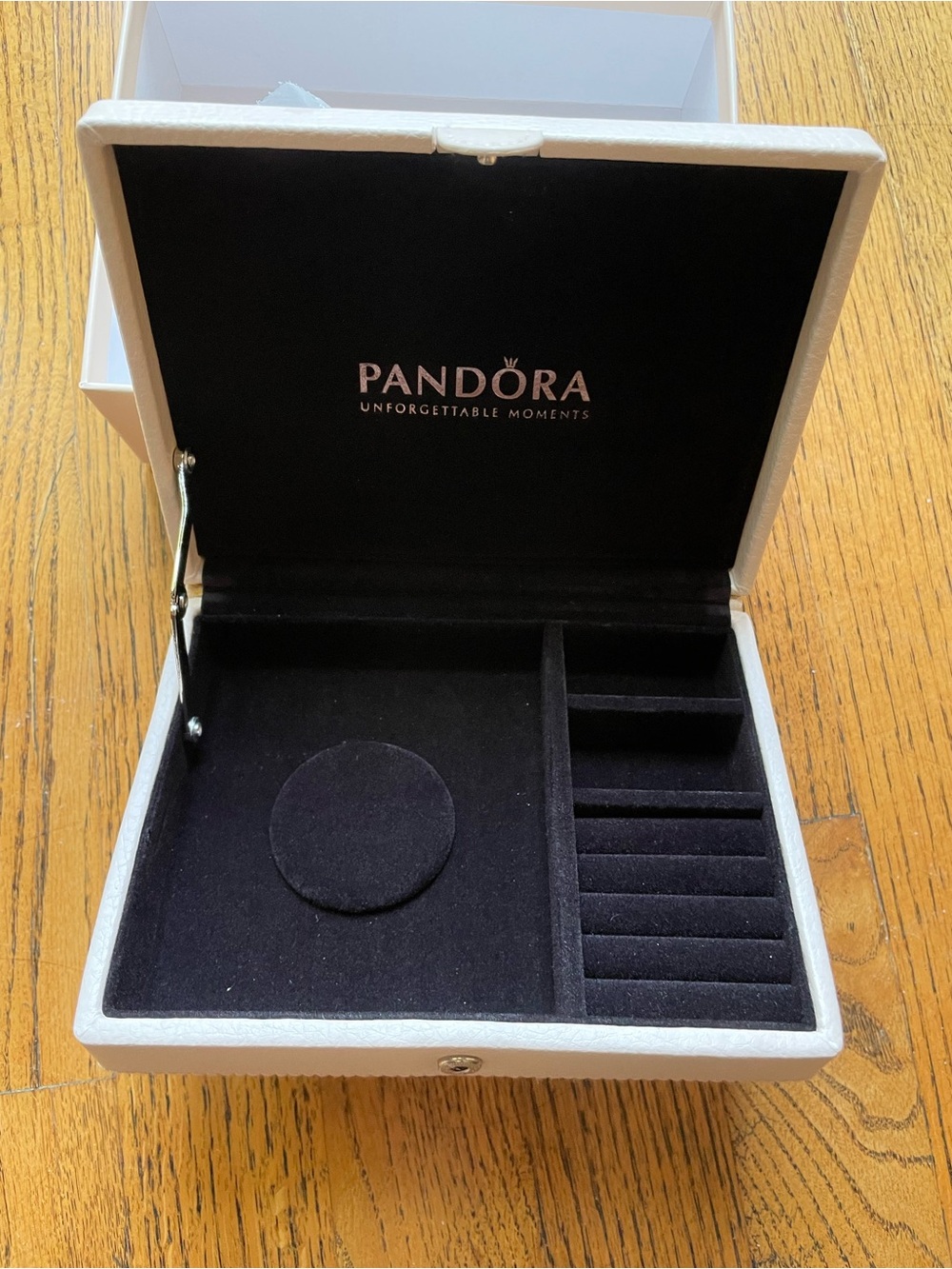 Pandora Genuine Leather Cream Color Storage Organizer Case Jewelry Box (NEW)